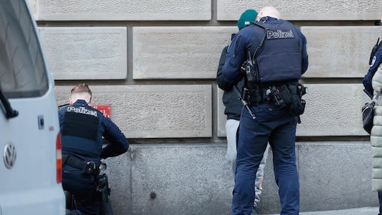Zuercher Stadtpolizisten durchsuchen einen verdaechtigen Passanten, aufgenommen am 14. Januar 2024 in Zuerich. (Keystone/Manuel Geisser)
SCHWEIZ ZUERICH ZUERCHER STADTPOLIZEI