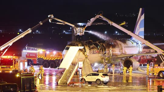 Ausgebrannter Air-Busan-Flieger auf dem Flughafen Gimhae International in Busan - An Bord vieler Ferienflieger sind mehr Akkus als Menschen, dabei können insbesondere Powerbanks Feuer fangen und Flugzeuge zerstören. Diese neuen Regeln gelten für Passagiere