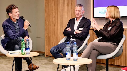 Tagung "Faire Prämien jetzt!" im Kursaal Bern am 30. Oktober 2025, Podiumsdiskussion, Otto Hostettler, Kristian Schneider, Sara Stalder