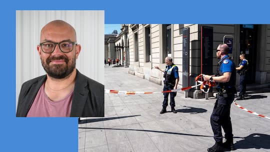 Polizisten entfernen beim Bahnhof Winterthur ein Absperrband, nachdem ein 31-Jähriger drei Personen mit einer Stichwaffe verletzt hatte. «KI hätte die Messerattacke nicht verhindern können», sagt IT-Experte Reto Vogt (kl. Bild).