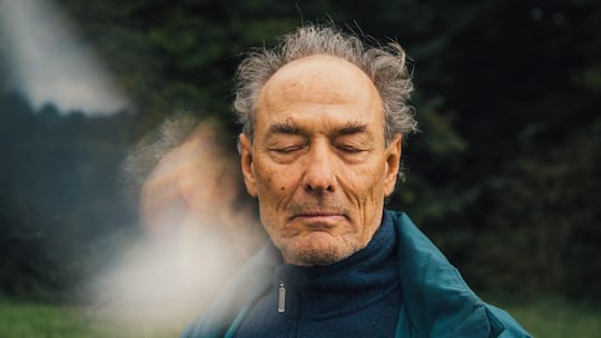 Samuel Theiler beim Meditieren: Hausen am Albis 26.09.2025 Beobachter Magazin Spezial «Sich Gutes tun» 22/2025 «Meditieren für Anfänger» Samuel Theiler, fotografiert am 26.09.2025 in Hausen am Albis. © Samuel Schalch