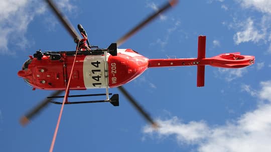Ein Rettungshelikopter der Rega schwebt über dem Boden und hat eine Rettungswinde heruntergelassen. Sind Personen, die einen Gönnerbeitrag an die Rega leisten auch automatisch bei einem Rettungseinsatz versichert? Der Beobachter räumt mit einem weit verbreiteten Irrtum auf.