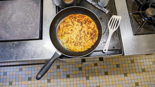 Bratpfanne mit einer Rösti - Schweizer Kartoffeln leiden unter Dürre. Der Beobachter hat mit Betroffenen gesprochen: den Knollen selbst. Eine Glosse