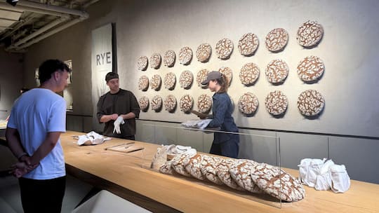 1,5 Kilogramm schwere Brotlaibe aus Roggensauerteig werden für 60 Dollar im New Yorker Viertel Soho im "Rye" verkauft. (zu dpa "Laib für 60 Dollar - Run auf Roggenbrot in New York")