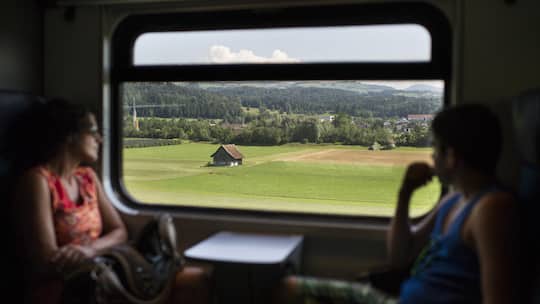 Blick aus einem Zug der S21 von Thalwil nach Zug auf die Felder vor Baar am Freitag, 16. August 2013 in Baar. (KEYSTONE/Gian Ehrenzeller) View out of a window of a composition of the regional train service S21 from Thalwil to Zug, Switzerland, on fie…