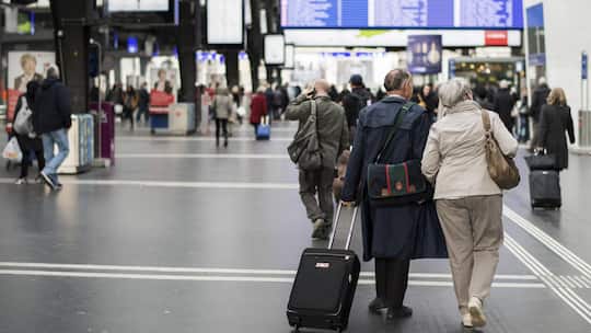 Passagiere bewegen sich am Zuerich Hauptbahnhof, am Donnerstag, 24. November 2016, in Zuerich. Die Inbetriebnahme des Gotthard-Basistunnel ist die groesste Veraenderung des diesjaehrigen Fahrplanwechsels, der am 11. Dezember in Kraft tritt. Mit dem F…