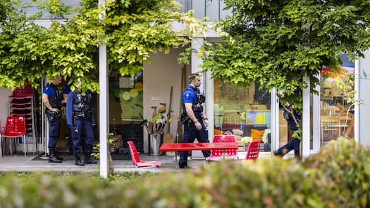 Der Angriff auf Kindergärtler in Zürch-Oerlikon wühlte die Schweiz auf. Die Polizei sichert den Tatort.