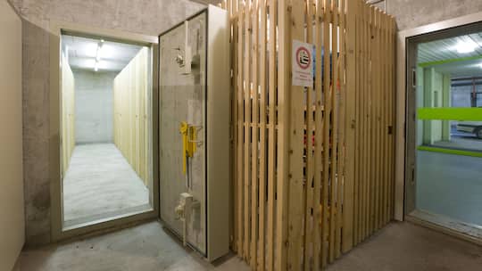 Entrance to the air-raid shelter in the cellar of an apartment complex in the "Telli" neighborhood in Aarau, Switzerland, pictured on December 8, 2009. (KEYSTONE/Alessandro Della Bella) Eingang zum Luftschutzraum im Keller eines Mehrfamilienhauses im…