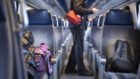 Taschen liegen auf dem Sitz neben der Person, die mit dem Zug reist, waehrend der SBB Kundenbegleiter Fahrkarten der Reisenden auf der Strecke Olten-Biel kontrolliert, aufgenommen am Dienstag, 27. Januar 2026 in Olten. (KEYSTONE/Gaetan Bally)
SCHWEIZ…