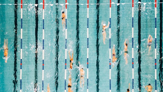 Schwimmer von oben fotografiert - Wie überholt man auf der Schwimmbahn richtig? Wohin mit den Körperflüssigkeiten? Und wir sollten auch dringend über Bademützen sprechen