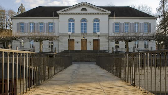 Das Grossratsgebäude - Der Aargauer Grosse Rat will die Sozialhilfe für Langzeitbezieher kürzen. Nun kommt eine JSVP-Initiative vors Volk. Experten kritisieren sie