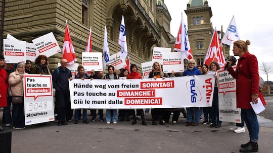 Die Gewerkschaften Unia und Syna haben am 30.10.2025 eine Petition mit über 9000 Unterschriften gegen mehr Sonntagsarbeit eingereicht. Sie fordern das Schweizer Parlament auf, den Angriff auf den arbeitsfreien Sonntag zu stoppen.