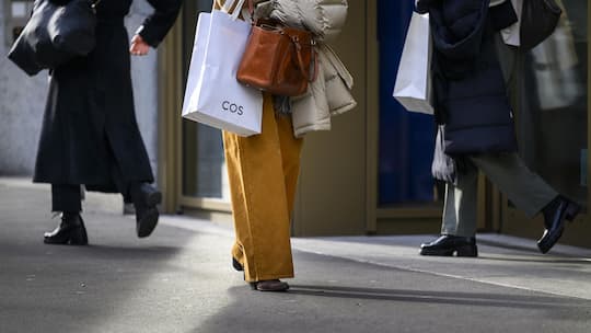 Symbolbild SonntagsverkäufePassanten mit Einkaufstaschen an der Bahnhofstrasse in Zuerich, fotografiert am Samstag, 21. Dezember 2024. (KEYSTONE/Christian Beutler)