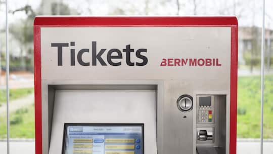 Berner Ticketautomat - Ein junger Erwachsener nimmt regelmässig an einem Integrationsprojekt teil. Weil die Sozialhilfe die Fahrtkosten nicht übernimmt, springt die Stiftung ein