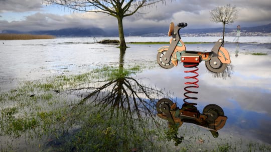 Une place de jeux photographiee dans l'eau sur la rive du lac de Neuchatel lors de la montee de l'eau au suite aux fortes pluie des derniers jours ce jeudi 14 decembre 2023 a Cudrefin. (KEYSTONE/Jean-Christophe Bott)
SCHWEIZ HOCHWASSER NEUENBURGERSEE