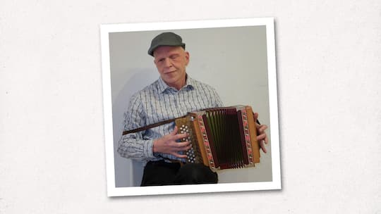Porträt von Stefan Hofmann mit seinem Schwyzerörgeli