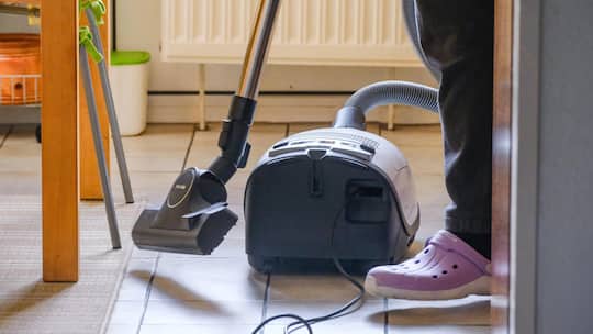 D¸sseldorf 13.12.2023 Hausputz Staubsauger Staubsaugen Fr¸hjahrsputz Hausfrau Hausmann D¸sseldorf Nordrhein-Westfalen Deutschland *** D¸sseldorf 13 12 2023 house cleaning vacuum cleaner vacuum cleaning spring cleaning housewife househusband D¸ss…