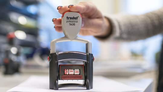 Stamp at the tax office in Glattfelden, Switzerland, pictured on January 22, 2015. (KEYSTONE/Christian Beutler) Stempel auf dem Steueramt Glattfelden, aufgenommen am 22. Januar 2015. (KEYSTONE/Christian Beutler)
SCHWEIZ GLATTFELDEN STEUERAMT