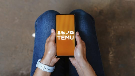 In dieser Fotoillustration wird das Temu Logo auf einem Smartphone Bildschirm angezeigt In this photo illustration, the Temu logo is displayed on a smartphone screen Copyright: imageBROKER/rafapress ibliqx11714018.jpg Bitte beachten Sie die gesetzlic…