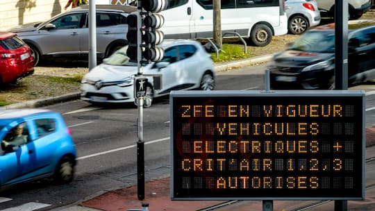 2T20YTD Light panel indicating Low-Emission Zone (LEZ), electric vehicles or vehicles with Crit air sticker 1,,2 or 3 only . low-emission zone Restricted tr