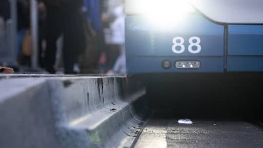 Ein Bordstein des Typs "Zuerich Bord" fotografiert an einer Tram- und Bushaltestelle am Freitag, 9. Januar 2026 in Zuerich. (KEYSTONE/Claudio Thoma)