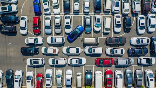 Blick auf parkierende Autos aus der Vogelperspektive
