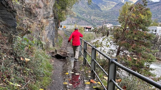 Die Bevölkerung nutzt den Weg ins Naherholungsgebiet Grindji in Brig-Glis trotz der Gefahr.