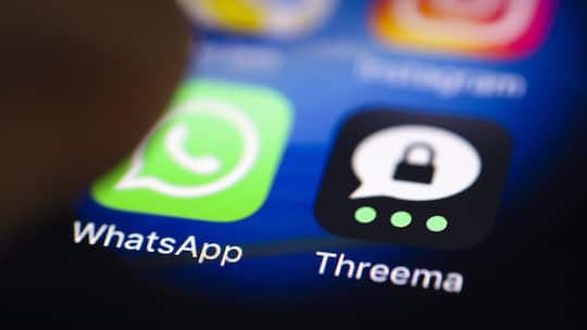 Die Apps der Instant-Messaging-Dienste Threema und WhatsApp werden auf einem Smartphone angezeigt. Berlin, 04.11.2016. Berlin Deutschland PUBLICATIONxINxGERxSUIxAUTxONLY Copyright: xThomasxTrutschelx
imago images 78655702