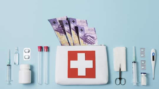 Collage zum Thema: Die Pharmaindustrie hat ihre Zahlungen an Schweizer Ärzte und Gesundheitsorganisationen im Jahr 2024 auf einen neuen Höchststand von 250 Millionen Franken erhöht.
Bildelemente:
Freepik_draufsicht-gesundheit-stillleben-anordnung…