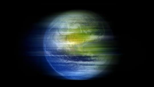 Verschwommenes Bild von sich drehender Erde. - Die Erde dreht sich schneller, die Tage werden kürzer – vielleicht wird der Menschheit gar eine Sekunde geklaut. Wo sparen wir sie ein?