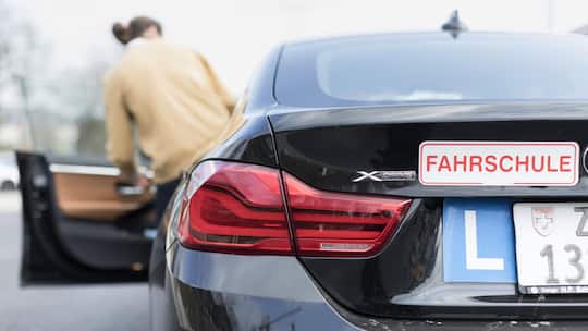 Neue Mindestquote für Fahrschulen: «Wer seriös arbeitet, muss sich keine Sorgen machen», sagt Fahrlehrer Hannes Bader. (Symbolbild)