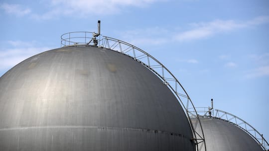 Die Erdgastanks der Erdgas Ostschweiz AG mit Sitz in Zuerich, aufgenommen am Donnerstag, 21. Juli 2022. Das Unternehmen mit Sitz in Zuerich/Schlieren zaehlt zu den fuenf Regionalgesellschaften der Schweiz. Sie betreibt und wartet das groesste Hochdru…