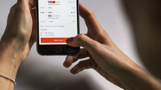 A woman purchases a train ticket with the SBB Mobile App, photographed in Zurich, Switzerland, on November 15, 2016. (KEYSTONE/Christian Beutler) Eine Frau kauft ein Zugbillett mit der SBB Mobile App, fotografiert am 15. November 2016 in Zuerich. (KE…