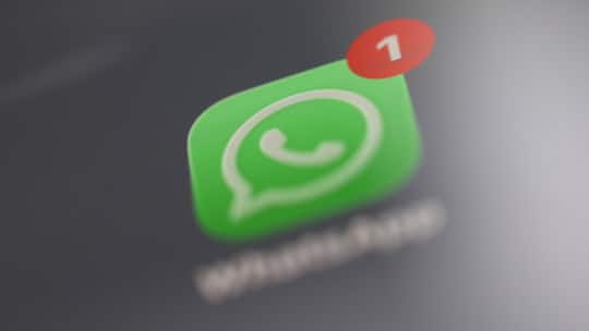 Social Media, WhatsApp, Logo, Handy App auf einem iPhone Display. Bei WhatsApp ist noch eine Nachricht offen und nicht gelesen worden. WhatsApp, Logo am 10.02.2026 in Siegen/Deutschland. *** Social media, WhatsApp, logo, mobile app on an iPhone displ…