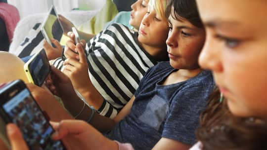 <p>Dass Kinder auch mal gemeinsam Gamen, ist ok. <a href="https://www.schweizer-illustrierte.ch/family/alltag/gamen-hat-auch-positive-seiten" target="_self">Denn Gamen hat auch Vorteile für die kindliche Entwicklung. </a></p>