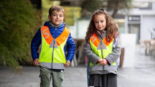 Ein kleiner Junge und ein Mädchen machen sich auf den Weg zum Kindergarten - Mit dem Chindsgi beginnt für die Kleinsten ein neuer Lebensabschnitt. Was Eltern ihren Kindern mit auf dem Weg geben können und welche Fähigkeiten es für den Kindergarten besitzen sollte.