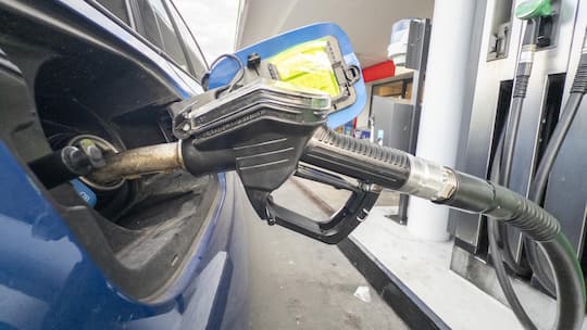 Foto: Sven Thomann, 18.9.2026, Uznach (SG): Ein Auto tankt an der BP Tankstelle in Uznach Diesel. SymbolbildRMS