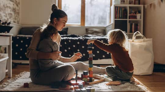 Mutter spielt mit ihren Kindern.Je nachdem, wie sie ihre Kinder erziehen, werden Eltern gerne in Schubladen gesteckt. So kennen wir etwa die Helikopter- und die Rasenmäher-Eltern. Aber habt ihr schon mal von den Crunchy- und Silky-Moms gehört?
