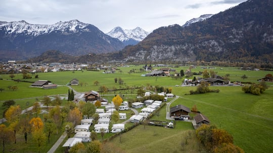 Auf dem Camping Hobby in Unterseen sind Kinder ab dem 1.1.2026 nicht mehr erlaubt. Aus diesem Grund wurden den Dauermietern mit Kindern gekündigt und sie muessen ihre Festen Bauten und Einrichtungen abbrechen und weichen. Luftaufnahme vom Gelände d…