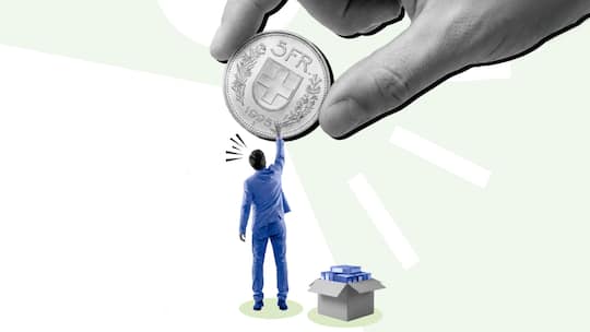 Eine Mini-Figur eines Angestellten im blauen Anzug greift nach einer 5-Franken-Münze, die von einer überdimensional grossen Hand gehalten wird. - Wer als Arbeitsloser keine Taggelder mehr erhält, gilt als ausgesteuert. Dann muss der Lebensunterhalt mit Eigenkapital oder Sozialhilfe bestritten werden.