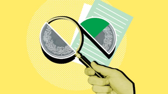 Eine Lupe wird über einen Stapel Dokumente und einer Geldmünze gehalten, die hälftig geteilt ist - Wer eine halbe IV-Rente bezieht und dazu Ergänzungsleistungen erhält, muss unter Umständen damit rechnen, dass ein hypothetisches Erwerbseinkommen angerechnet wird, welches die Ergänzungsleistungen schmälert. Weshalb das so ist und wie man dies vermeidet, erklärt diese Hotline-Frage des Beobachters.