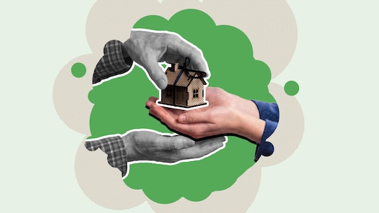 Ein Paar Hände überreicht einem anderen Paar Hände ein Haus in Miniature-Form - Wer kinderlos ist, jedoch Kinder aus erster Ehe hat, kann seine jetzige Ehepartnerin als «Vorerbin» und die Kinder als «Nacherben» einsetzen. Was das im Detail bedeutet und was man dabei beachten sollte.