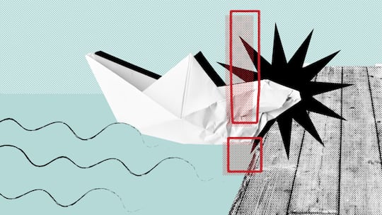Ein Papierschiff kollidiert mit dem Anleger. Illustration zu Hotline-Frage: Ich habe ein Boot gemietet und es kam zu einem Unfall auf dem See. Wer muss den entstandenen Schaden bezahlen?