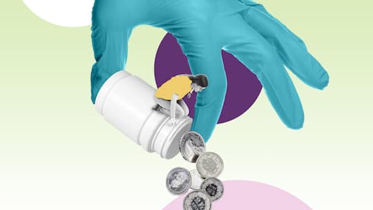 Illustration mit Tablettenpackung und Münzen - Eine Frau muss im Vorfeld einer Darmspiegelung zwei Tabletten eines abführenden Medikaments einnehmen. Die Tabletten gibts aber nur in der 30er-Packung. Der Rest landet im Abfall