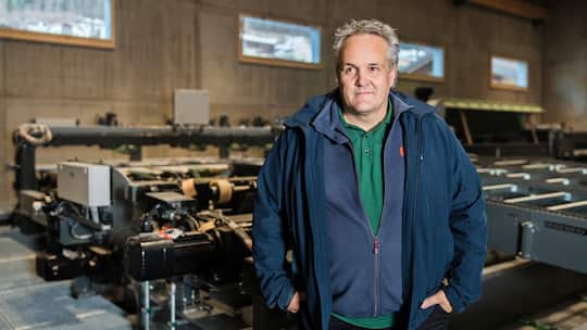 Enrico Uffer, Holzbauer in vierter Generation, fertigt Häuser und Möbel.