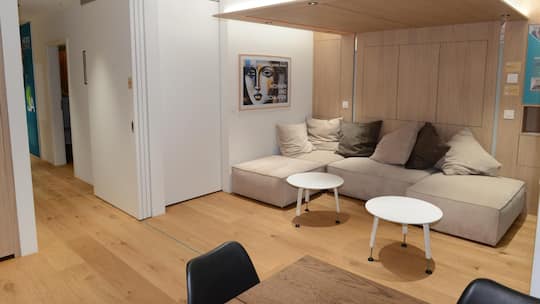 Blick ins Wohnzimmer - Ein Projekt der Umweltarena Spreitenbach zeigt, wie eine vierköpfige Familie auf kleinster Fläche leben kann. Solche Wohnungen werden aktuell in Opfikon ZH realisiert