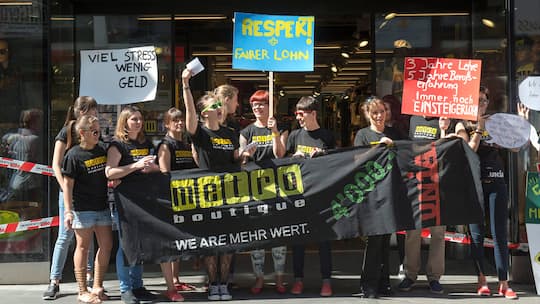Arbeitnehmerinnen protestieren 2013 vor einer Metro-Filiale; Die Inhaberin eines Beautysalons wurde verurteilt, weil sie Stundenlöhne von unter vier Franken bezahlte. Generell sind Arbeitnehmende beim Lohn schlecht geschützt.