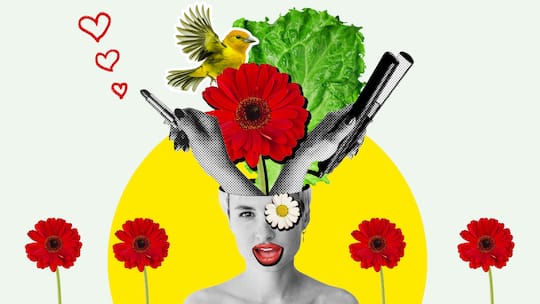 Eine Frau mit Lippenstift, Salat, Blumen - Unsere Autorin probiert gierig jeden Schönheitstipp aus und wird jedes Mal enttäuscht. Dabei ist die Lösung so einfach