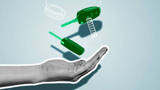 Eine ausgestreckte Hand fängt zwei Autoschlüssel auf. In den Ferien kann bei der Automiete viel schiefgehen. Tipps und Tricks, wie Sie das vermeiden können.