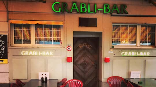 Gräbli-Bar in Zürich von aussen - Eine feuchtfröhliche Nacht in der Zürcher Altstadt endet im Spital und vor Gericht. Durfte sich der schmächtige Beschuldigte mit zwei Faustschlägen wehren